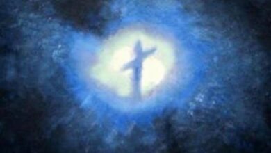 Cruz cósmica revelada por telescópio da NASA destaca mistérios no coração da Galáxia do Redemoinho