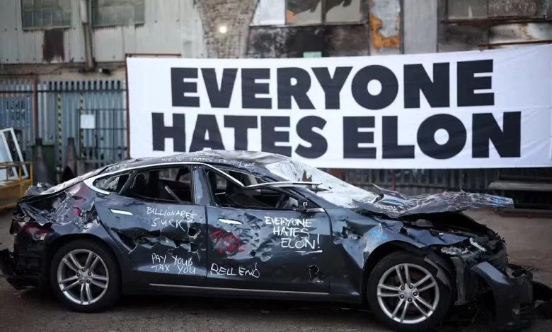 Crise de confiança envolvimento político de Musk derruba ações da Tesla e gera alerta entre investidores