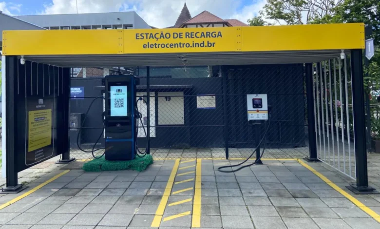 Busca por eletropostos cresce 309% no Brasil e acompanha avanço dos carros elétricos