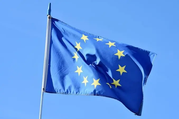 União Europeia começa a aplicar multas a empresas de IA com base no AI Act