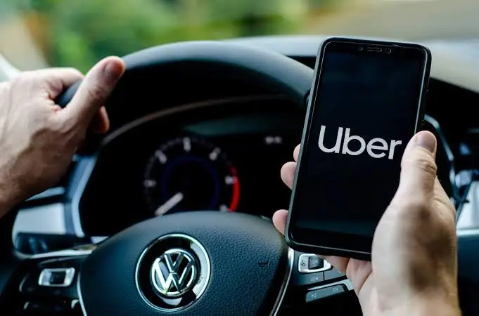 Uber é alvo de ação de R$ 321 milhões por cobrança de “passe” a motoristas