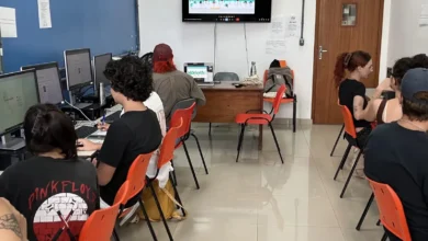 IA não poderá corrigir redações e provas dissertativas sozinha nas escolas; entenda as novas regras
