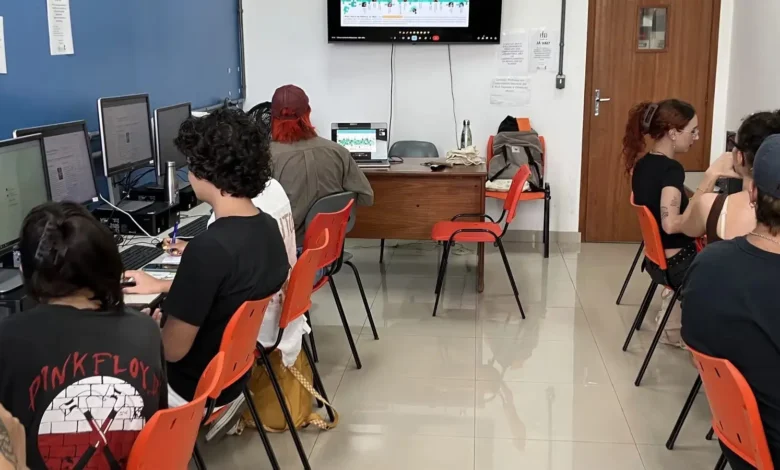 IA não poderá corrigir redações e provas dissertativas sozinha nas escolas; entenda as novas regras