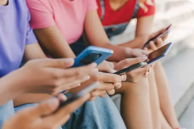 FTC coloca OpenAI, Meta, Google, xAI e outras gigantes sob investigação sobre riscos de chatbots de IA para crianças e adolescentes