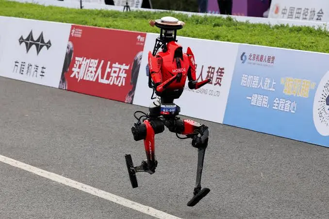 Robô humanoide chinês corre 100 metros em 8,64 segundos e supera numericamente recorde de Usain Bolt — mas comparação exige cautela
