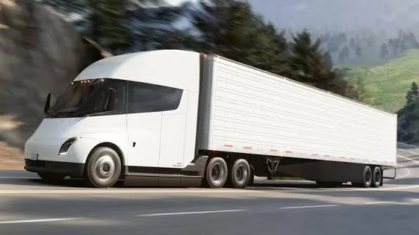 Tesla inicia produção em escala do Semi após anos de atrasos