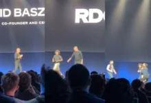 YouTuber invade palco de conferência da Roblox e protesta por mais segurança infantil na plataforma Criador conhecido como Emathiio interrompeu a abertura do Roblox Developers Conference 2026 enquanto o CEO David Baszucki entrava no palco. Vestindo uma camiseta com a frase “Kids deserve better”, ele foi rapidamente imobilizado pela segurança e retirado do evento. O episódio ocorre em meio à crescente pressão sobre a Roblox para ampliar mecanismos de proteção de crianças e adolescentes. Um protesto inesperado interrompeu por alguns segundos um dos momentos mais importantes do calendário anual da Roblox. Durante a abertura do Roblox Developers Conference 2026 (RDC), realizado em San Jose, na Califórnia, o YouTuber conhecido como Emathiio correu em direção ao palco no momento em que o cofundador e CEO da companhia, David Baszucki, iniciava sua participação. Enquanto avançava pelo palco, o criador gritou uma mensagem de protesto e revelou uma camiseta com a frase: “Kids deserve better” — “As crianças merecem algo melhor”. A intervenção durou poucos segundos. Um integrante da equipe de segurança o derrubou e, com auxílio de funcionários do evento, retirou o YouTuber do local. Baszucki não foi atingido e a apresentação prosseguiu normalmente. O protesto aconteceu diante do CEO da Roblox O momento escolhido não foi aleatório. A RDC é a principal conferência anual da Roblox voltada à comunidade de criadores e desenvolvedores. A edição de 2026 aconteceu entre 10 e 12 de setembro, no San Jose McEnery Convention Center, reunindo desenvolvedores, artistas e outros integrantes do ecossistema da plataforma. Na manhã de 11 de setembro estava programada justamente a principal apresentação do evento, com Baszucki e outros executivos discutindo novidades, produtos e os próximos passos da companhia. Foi durante essa abertura que ocorreu a invasão. Vídeos publicados nas redes sociais mostram Baszucki entrando no palco sob aplausos quando Emathiio aparece correndo atrás dele. O YouTuber grita: “We deserve better” — “Nós merecemos algo melhor”. Logo depois é interceptado. “Kids deserve better” A mensagem mais importante, entretanto, estava impressa na camiseta. KIDS DESERVE BETTER. O protesto fazia referência às críticas envolvendo a proteção de crianças dentro da Roblox, uma discussão que ganhou enorme repercussão nos últimos anos. Emathiio posteriormente confirmou que a intervenção tinha como objetivo chamar atenção para essa questão. Segundo ele, crianças afetadas por problemas dentro da plataforma normalmente não possuem espaço para falar em eventos corporativos como a RDC. O criador também argumentou que anos de progresso considerado lento na área de segurança representam mais tempo em que menores podem continuar expostos a riscos. Ele não pretendia interromper toda a conferência Emathiio afirmou posteriormente que seu objetivo não era encerrar a RDC nem prejudicar desenvolvedores e participantes. A intenção teria sido aproveitar a visibilidade do momento para levar a mensagem diretamente ao palco da empresa. Um dia antes do episódio, o YouTuber havia publicado um vídeo intitulado “roblox is completely unfixable”, no qual criticava diferentes decisões da companhia, incluindo sua relação com a comunidade e a forma como lida com segurança infantil. O protesto presencial acabou amplificando enormemente essa mensagem. Baszucki continuou a apresentação Depois que o manifestante foi retirado, David Baszucki retomou a abertura. O CEO reagiu ao episódio sem prolongar o confronto e fez uma breve referência bem-humorada à situação antes de continuar o evento. Não houve indicação de que ele tenha sofrido qualquer ferimento. Também não havia, nas informações públicas iniciais, confirmação de prisão do YouTuber. O que foi confirmado é que ele foi retirado da conferência. O episódio não surgiu em um vácuo O protesto acontece em um momento particularmente sensível para a Roblox. A empresa enfrenta questionamentos recorrentes sobre como protege sua enorme população de usuários menores de idade contra: assédio; aliciamento; conteúdo sexual inadequado; interações impróprias; comunicação entre adultos e menores. A própria Roblox estabelece em suas normas uma proibição explícita de exploração infantil, sexualização de menores, comportamento predatório, sextorsão e tentativas de aproximação de crianças para fins de exploração. A controvérsia não está, portanto, em saber se essas práticas são oficialmente permitidas. Elas não são. A discussão está em saber se as ferramentas, políticas e mecanismos de fiscalização empregados pela empresa são suficientes para detectá-las e impedi-las em uma plataforma gigantesca. O caso Schlep aumentou ainda mais a tensão Uma das controvérsias mais conhecidas envolve outro criador, chamado Schlep. Ele ganhou notoriedade produzindo vídeos nos quais tentava identificar supostos predadores que utilizariam a Roblox para entrar em contato com menores. A relação entre o criador e a companhia acabou se transformando em uma disputa pública. O episódio alimentou uma discussão muito maior sobre até onde criadores independentes deveriam ir para investigar possíveis predadores e quais responsabilidades cabem à própria plataforma e às autoridades. A controvérsia também se tornou parte do contexto citado em reportagens sobre o protesto de Emathiio. É importante separar denúncias de fatos comprovados A existência de denúncias e investigações relacionadas à segurança da Roblox não significa que toda acusação publicada contra usuários ou contra a própria plataforma esteja automaticamente comprovada. Também não é correto caracterizar a Roblox simplesmente como um ambiente em que a empresa “permite predadores”. A plataforma possui políticas contra exploração infantil e vem implementando controles adicionais. A crítica apresentada pelos manifestantes é diferente: eles consideram que as medidas adotadas ainda não são suficientes. Essa distinção é importante porque o debate envolve tanto casos reais de abuso quanto acusações que precisam ser analisadas individualmente. Roblox vem aumentando verificações de idade A companhia tem investido em sistemas destinados a separar melhor usuários por faixa etária e controlar determinadas formas de comunicação. Verificação de idade, controles parentais e restrições de interação fazem parte dessa estratégia. Essas medidas refletem um desafio especialmente complexo para uma plataforma cujo conteúdo é produzido pelos próprios usuários. A Roblox não funciona apenas como um catálogo de jogos tradicionais. Usuários podem criar experiências, conversar, formar comunidades, produzir itens e interagir em espaços virtuais. Quanto maior essa liberdade, maior também o desafio de moderação. O Brasil também entrou diretamente nessa discussão Para usuários brasileiros, a questão ganhou uma camada adicional em 2026. O ECA Digital, em vigor desde 17 de março, estabelece obrigações de proteção de crianças e adolescentes para serviços digitais acessíveis a esse público, incluindo jogos eletrônicos, redes sociais, aplicativos e plataformas de vídeo. A legislação envolve temas como proteção de dados, privacidade, supervisão parental, publicidade e mecanismos de verificação etária. A Roblox já criou orientações específicas para sua comunidade brasileira relacionadas à nova legislação e afirma ter ampliado controles destinados aos responsáveis de usuários menores de 18 anos no país. A proteção infantil virou uma questão regulatória global O debate não está acontecendo apenas dentro da comunidade gamer. Governos e autoridades de diferentes países passaram a pressionar plataformas digitais sobre a maneira como crianças utilizam seus serviços. A discussão envolve uma questão difícil: como permitir interação social e criatividade sem criar ambientes facilmente exploráveis por adultos mal-intencionados? Bloquear toda comunicação prejudicaria parte importante da experiência. Permitir comunicação irrestrita cria riscos evidentes. Sistemas de moderação automatizada ajudam, mas podem falhar. Moderação humana possui limitações de escala. Verificação de idade também apresenta desafios técnicos e de privacidade. Não existe uma solução única. A escala da Roblox torna tudo mais difícil O tamanho da plataforma amplia esse desafio. Roblox reúne uma enorme quantidade de experiências produzidas pela própria comunidade e uma população global de usuários. Isso significa que a companhia precisa moderar não apenas conteúdo criado internamente, mas um ecossistema em constante transformação. Um novo jogo pode aparecer. Um novo espaço social pode crescer rapidamente. Usuários podem encontrar novas maneiras de contornar filtros. Gírias mudam. Comportamentos abusivos se adaptam às ferramentas de moderação. É uma disputa permanente entre plataforma e abuso. Inteligência artificial virou parte da resposta da Roblox A empresa também aposta cada vez mais em IA para moderar conteúdo e desenvolver sistemas de segurança. Ao mesmo tempo, a própria expansão das ferramentas de inteligência artificial dentro da plataforma também gera questionamentos. Durante a RDC 2026, a Roblox apresentou diferentes iniciativas envolvendo criação assistida por IA, novas ferramentas para desenvolvedores e formas de ampliar a distribuição das experiências produzidas na plataforma. Isso significa que a empresa está tentando expandir justamente no momento em que enfrenta pressão para demonstrar que consegue controlar os riscos do ecossistema atual. É uma tensão importante para o futuro da companhia De um lado, a Roblox quer: mais usuários; mais criadores; mais experiências; mais inteligência artificial; mais plataformas; mais formas de distribuição. Do outro: quanto maior o ecossistema, maior a superfície de moderação. Esse equilíbrio entre crescimento e segurança pode se tornar uma das questões centrais para a empresa nos próximos anos. Emathiio transformou uma camiseta em uma mensagem global O protesto durou segundos. Mas foi construído para funcionar perfeitamente na lógica das redes sociais. Um grande evento. O CEO entrando no palco. Uma pessoa correndo. Segurança intervindo. E uma frase enorme estampada em uma camiseta: KIDS DESERVE BETTER. O vídeo rapidamente ganhou circulação fora da própria conferência. E isso demonstra uma característica dos protestos contemporâneos. O público presente fisicamente pode ser relativamente pequeno. O público real está na internet. A invasão do palco também levanta uma questão de segurança física Independentemente da motivação do protesto, conseguir correr até o palco durante a entrada do CEO representa uma falha relevante de controle físico do evento. A segurança reagiu rapidamente. Mas o manifestante conseguiu chegar suficientemente perto do palco para interromper a abertura. Em eventos corporativos envolvendo executivos conhecidos, esse tipo de situação costuma provocar revisão de: credenciamento; controle de acesso; posicionamento de seguranças; barreiras físicas; procedimentos de entrada no palco. Não há indicação pública de que Emathiio pretendesse atacar fisicamente Baszucki. Seu comportamento foi apresentado como protesto. Ainda assim, a equipe de segurança não tinha como saber isso no instante em que uma pessoa corria em direção ao palco. Protesto chama atenção, mas não resolve o problema O episódio provavelmente será lembrado como um dos momentos mais inesperados da RDC 2026. Mas a discussão levantada por ele é muito maior. A Roblox precisa equilibrar crescimento, liberdade criativa, comunicação social e proteção de uma enorme comunidade de menores. Criadores críticos argumentam que a evolução das medidas de segurança é lenta demais. A empresa, por outro lado, vem ampliando mecanismos de verificação, controles parentais e restrições de comunicação, além de afirmar que segurança é uma prioridade central da plataforma. O desafio será medir se essas ferramentas produzem resultados suficientes na prática. Porque, para uma plataforma com forte presença entre crianças e adolescentes, segurança não pode ser apenas uma configuração dentro do aplicativo. Ela se tornou uma questão de confiança. E foi exatamente essa discussão que Emathiio conseguiu colocar no centro da principal conferência anual da Roblox ao correr para o palco com apenas quatro palavras estampadas na camiseta: “Kids deserve better.” Slug: youtuber-invade-palco-roblox-rdc-2026-protesto-seguranca-infantil Meta description: YouTuber Emathiio invadiu o palco da Roblox Developers Conference 2026 durante a entrada do CEO David Baszucki para protestar por mais segurança infantil na plataforma. Categoria: Games & Jogos