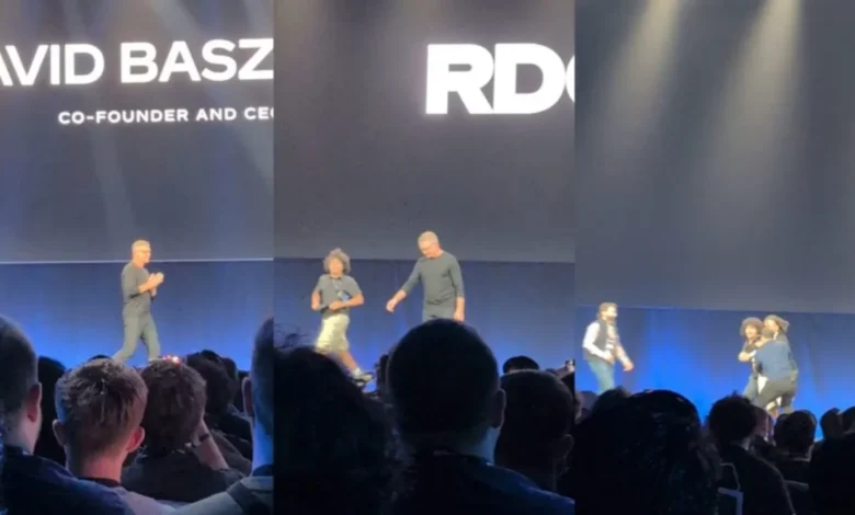 YouTuber invade palco de conferência da Roblox e protesta por mais segurança infantil na plataforma Criador conhecido como Emathiio interrompeu a abertura do Roblox Developers Conference 2026 enquanto o CEO David Baszucki entrava no palco. Vestindo uma camiseta com a frase “Kids deserve better”, ele foi rapidamente imobilizado pela segurança e retirado do evento. O episódio ocorre em meio à crescente pressão sobre a Roblox para ampliar mecanismos de proteção de crianças e adolescentes. Um protesto inesperado interrompeu por alguns segundos um dos momentos mais importantes do calendário anual da Roblox. Durante a abertura do Roblox Developers Conference 2026 (RDC), realizado em San Jose, na Califórnia, o YouTuber conhecido como Emathiio correu em direção ao palco no momento em que o cofundador e CEO da companhia, David Baszucki, iniciava sua participação. Enquanto avançava pelo palco, o criador gritou uma mensagem de protesto e revelou uma camiseta com a frase: “Kids deserve better” — “As crianças merecem algo melhor”. A intervenção durou poucos segundos. Um integrante da equipe de segurança o derrubou e, com auxílio de funcionários do evento, retirou o YouTuber do local. Baszucki não foi atingido e a apresentação prosseguiu normalmente. O protesto aconteceu diante do CEO da Roblox O momento escolhido não foi aleatório. A RDC é a principal conferência anual da Roblox voltada à comunidade de criadores e desenvolvedores. A edição de 2026 aconteceu entre 10 e 12 de setembro, no San Jose McEnery Convention Center, reunindo desenvolvedores, artistas e outros integrantes do ecossistema da plataforma. Na manhã de 11 de setembro estava programada justamente a principal apresentação do evento, com Baszucki e outros executivos discutindo novidades, produtos e os próximos passos da companhia. Foi durante essa abertura que ocorreu a invasão. Vídeos publicados nas redes sociais mostram Baszucki entrando no palco sob aplausos quando Emathiio aparece correndo atrás dele. O YouTuber grita: “We deserve better” — “Nós merecemos algo melhor”. Logo depois é interceptado. “Kids deserve better” A mensagem mais importante, entretanto, estava impressa na camiseta. KIDS DESERVE BETTER. O protesto fazia referência às críticas envolvendo a proteção de crianças dentro da Roblox, uma discussão que ganhou enorme repercussão nos últimos anos. Emathiio posteriormente confirmou que a intervenção tinha como objetivo chamar atenção para essa questão. Segundo ele, crianças afetadas por problemas dentro da plataforma normalmente não possuem espaço para falar em eventos corporativos como a RDC. O criador também argumentou que anos de progresso considerado lento na área de segurança representam mais tempo em que menores podem continuar expostos a riscos. Ele não pretendia interromper toda a conferência Emathiio afirmou posteriormente que seu objetivo não era encerrar a RDC nem prejudicar desenvolvedores e participantes. A intenção teria sido aproveitar a visibilidade do momento para levar a mensagem diretamente ao palco da empresa. Um dia antes do episódio, o YouTuber havia publicado um vídeo intitulado “roblox is completely unfixable”, no qual criticava diferentes decisões da companhia, incluindo sua relação com a comunidade e a forma como lida com segurança infantil. O protesto presencial acabou amplificando enormemente essa mensagem. Baszucki continuou a apresentação Depois que o manifestante foi retirado, David Baszucki retomou a abertura. O CEO reagiu ao episódio sem prolongar o confronto e fez uma breve referência bem-humorada à situação antes de continuar o evento. Não houve indicação de que ele tenha sofrido qualquer ferimento. Também não havia, nas informações públicas iniciais, confirmação de prisão do YouTuber. O que foi confirmado é que ele foi retirado da conferência. O episódio não surgiu em um vácuo O protesto acontece em um momento particularmente sensível para a Roblox. A empresa enfrenta questionamentos recorrentes sobre como protege sua enorme população de usuários menores de idade contra: assédio; aliciamento; conteúdo sexual inadequado; interações impróprias; comunicação entre adultos e menores. A própria Roblox estabelece em suas normas uma proibição explícita de exploração infantil, sexualização de menores, comportamento predatório, sextorsão e tentativas de aproximação de crianças para fins de exploração. A controvérsia não está, portanto, em saber se essas práticas são oficialmente permitidas. Elas não são. A discussão está em saber se as ferramentas, políticas e mecanismos de fiscalização empregados pela empresa são suficientes para detectá-las e impedi-las em uma plataforma gigantesca. O caso Schlep aumentou ainda mais a tensão Uma das controvérsias mais conhecidas envolve outro criador, chamado Schlep. Ele ganhou notoriedade produzindo vídeos nos quais tentava identificar supostos predadores que utilizariam a Roblox para entrar em contato com menores. A relação entre o criador e a companhia acabou se transformando em uma disputa pública. O episódio alimentou uma discussão muito maior sobre até onde criadores independentes deveriam ir para investigar possíveis predadores e quais responsabilidades cabem à própria plataforma e às autoridades. A controvérsia também se tornou parte do contexto citado em reportagens sobre o protesto de Emathiio. É importante separar denúncias de fatos comprovados A existência de denúncias e investigações relacionadas à segurança da Roblox não significa que toda acusação publicada contra usuários ou contra a própria plataforma esteja automaticamente comprovada. Também não é correto caracterizar a Roblox simplesmente como um ambiente em que a empresa “permite predadores”. A plataforma possui políticas contra exploração infantil e vem implementando controles adicionais. A crítica apresentada pelos manifestantes é diferente: eles consideram que as medidas adotadas ainda não são suficientes. Essa distinção é importante porque o debate envolve tanto casos reais de abuso quanto acusações que precisam ser analisadas individualmente. Roblox vem aumentando verificações de idade A companhia tem investido em sistemas destinados a separar melhor usuários por faixa etária e controlar determinadas formas de comunicação. Verificação de idade, controles parentais e restrições de interação fazem parte dessa estratégia. Essas medidas refletem um desafio especialmente complexo para uma plataforma cujo conteúdo é produzido pelos próprios usuários. A Roblox não funciona apenas como um catálogo de jogos tradicionais. Usuários podem criar experiências, conversar, formar comunidades, produzir itens e interagir em espaços virtuais. Quanto maior essa liberdade, maior também o desafio de moderação. O Brasil também entrou diretamente nessa discussão Para usuários brasileiros, a questão ganhou uma camada adicional em 2026. O ECA Digital, em vigor desde 17 de março, estabelece obrigações de proteção de crianças e adolescentes para serviços digitais acessíveis a esse público, incluindo jogos eletrônicos, redes sociais, aplicativos e plataformas de vídeo. A legislação envolve temas como proteção de dados, privacidade, supervisão parental, publicidade e mecanismos de verificação etária. A Roblox já criou orientações específicas para sua comunidade brasileira relacionadas à nova legislação e afirma ter ampliado controles destinados aos responsáveis de usuários menores de 18 anos no país. A proteção infantil virou uma questão regulatória global O debate não está acontecendo apenas dentro da comunidade gamer. Governos e autoridades de diferentes países passaram a pressionar plataformas digitais sobre a maneira como crianças utilizam seus serviços. A discussão envolve uma questão difícil: como permitir interação social e criatividade sem criar ambientes facilmente exploráveis por adultos mal-intencionados? Bloquear toda comunicação prejudicaria parte importante da experiência. Permitir comunicação irrestrita cria riscos evidentes. Sistemas de moderação automatizada ajudam, mas podem falhar. Moderação humana possui limitações de escala. Verificação de idade também apresenta desafios técnicos e de privacidade. Não existe uma solução única. A escala da Roblox torna tudo mais difícil O tamanho da plataforma amplia esse desafio. Roblox reúne uma enorme quantidade de experiências produzidas pela própria comunidade e uma população global de usuários. Isso significa que a companhia precisa moderar não apenas conteúdo criado internamente, mas um ecossistema em constante transformação. Um novo jogo pode aparecer. Um novo espaço social pode crescer rapidamente. Usuários podem encontrar novas maneiras de contornar filtros. Gírias mudam. Comportamentos abusivos se adaptam às ferramentas de moderação. É uma disputa permanente entre plataforma e abuso. Inteligência artificial virou parte da resposta da Roblox A empresa também aposta cada vez mais em IA para moderar conteúdo e desenvolver sistemas de segurança. Ao mesmo tempo, a própria expansão das ferramentas de inteligência artificial dentro da plataforma também gera questionamentos. Durante a RDC 2026, a Roblox apresentou diferentes iniciativas envolvendo criação assistida por IA, novas ferramentas para desenvolvedores e formas de ampliar a distribuição das experiências produzidas na plataforma. Isso significa que a empresa está tentando expandir justamente no momento em que enfrenta pressão para demonstrar que consegue controlar os riscos do ecossistema atual. É uma tensão importante para o futuro da companhia De um lado, a Roblox quer: mais usuários; mais criadores; mais experiências; mais inteligência artificial; mais plataformas; mais formas de distribuição. Do outro: quanto maior o ecossistema, maior a superfície de moderação. Esse equilíbrio entre crescimento e segurança pode se tornar uma das questões centrais para a empresa nos próximos anos. Emathiio transformou uma camiseta em uma mensagem global O protesto durou segundos. Mas foi construído para funcionar perfeitamente na lógica das redes sociais. Um grande evento. O CEO entrando no palco. Uma pessoa correndo. Segurança intervindo. E uma frase enorme estampada em uma camiseta: KIDS DESERVE BETTER. O vídeo rapidamente ganhou circulação fora da própria conferência. E isso demonstra uma característica dos protestos contemporâneos. O público presente fisicamente pode ser relativamente pequeno. O público real está na internet. A invasão do palco também levanta uma questão de segurança física Independentemente da motivação do protesto, conseguir correr até o palco durante a entrada do CEO representa uma falha relevante de controle físico do evento. A segurança reagiu rapidamente. Mas o manifestante conseguiu chegar suficientemente perto do palco para interromper a abertura. Em eventos corporativos envolvendo executivos conhecidos, esse tipo de situação costuma provocar revisão de: credenciamento; controle de acesso; posicionamento de seguranças; barreiras físicas; procedimentos de entrada no palco. Não há indicação pública de que Emathiio pretendesse atacar fisicamente Baszucki. Seu comportamento foi apresentado como protesto. Ainda assim, a equipe de segurança não tinha como saber isso no instante em que uma pessoa corria em direção ao palco. Protesto chama atenção, mas não resolve o problema O episódio provavelmente será lembrado como um dos momentos mais inesperados da RDC 2026. Mas a discussão levantada por ele é muito maior. A Roblox precisa equilibrar crescimento, liberdade criativa, comunicação social e proteção de uma enorme comunidade de menores. Criadores críticos argumentam que a evolução das medidas de segurança é lenta demais. A empresa, por outro lado, vem ampliando mecanismos de verificação, controles parentais e restrições de comunicação, além de afirmar que segurança é uma prioridade central da plataforma. O desafio será medir se essas ferramentas produzem resultados suficientes na prática. Porque, para uma plataforma com forte presença entre crianças e adolescentes, segurança não pode ser apenas uma configuração dentro do aplicativo. Ela se tornou uma questão de confiança. E foi exatamente essa discussão que Emathiio conseguiu colocar no centro da principal conferência anual da Roblox ao correr para o palco com apenas quatro palavras estampadas na camiseta: “Kids deserve better.” Slug: youtuber-invade-palco-roblox-rdc-2026-protesto-seguranca-infantil Meta description: YouTuber Emathiio invadiu o palco da Roblox Developers Conference 2026 durante a entrada do CEO David Baszucki para protestar por mais segurança infantil na plataforma. Categoria: Games & Jogos