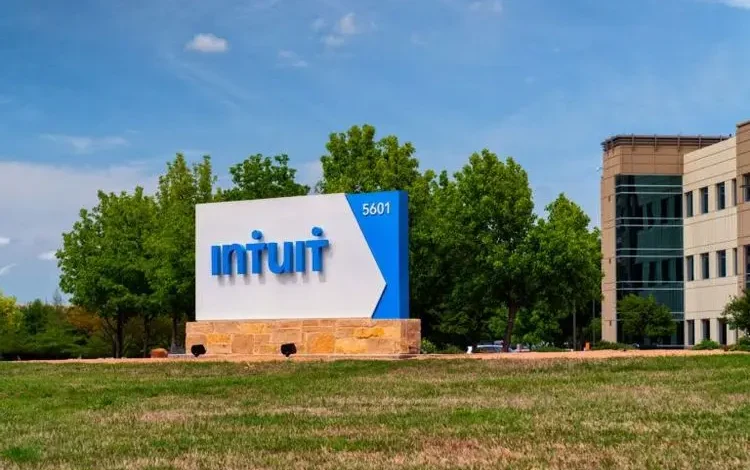 Intuit corta cerca de 3 mil funcionários enquanto acelera estratégia de IA — mas CEO diz que tecnologia não está “substituindo pessoas”