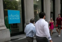 Charles Schwab bloqueia agentes de IA que tentam movimentar dinheiro de clientes