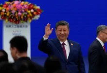 Grupo ligado à China se passa por executivos e autoridades para atacar especialistas em política de IA