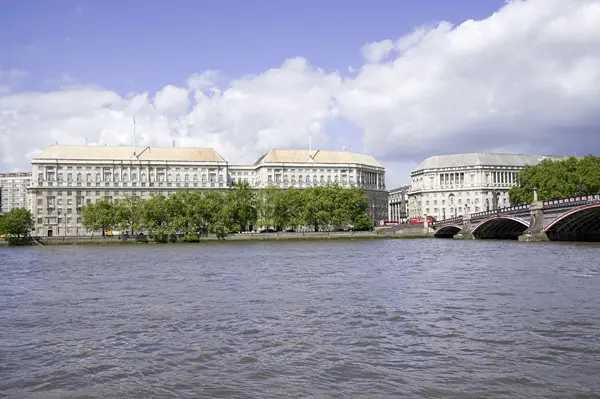 MI5 alerta que mais de 100 acadêmicos participaram de pesquisas financiadas pela inteligência chinesa