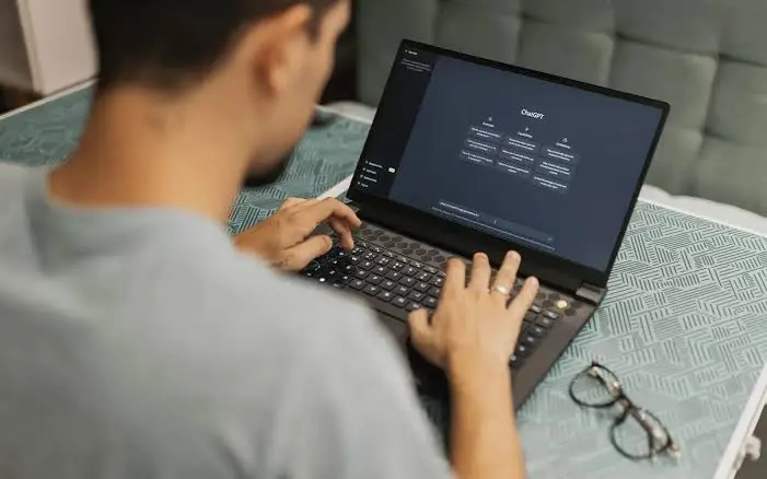 Pesquisa revela que profissionais compartilham dados sensíveis com inteligência artificial