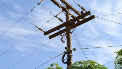 Projeto dos postes propõe limite de cobrança e desconto de 50% para internet rural