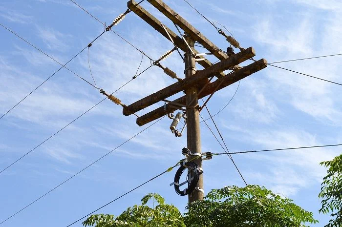 Projeto dos postes propõe limite de cobrança e desconto de 50% para internet rural