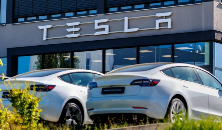 Tesla garante US$ 30 bilhões em linhas de crédito para acelerar Cybercab e robô Optimus